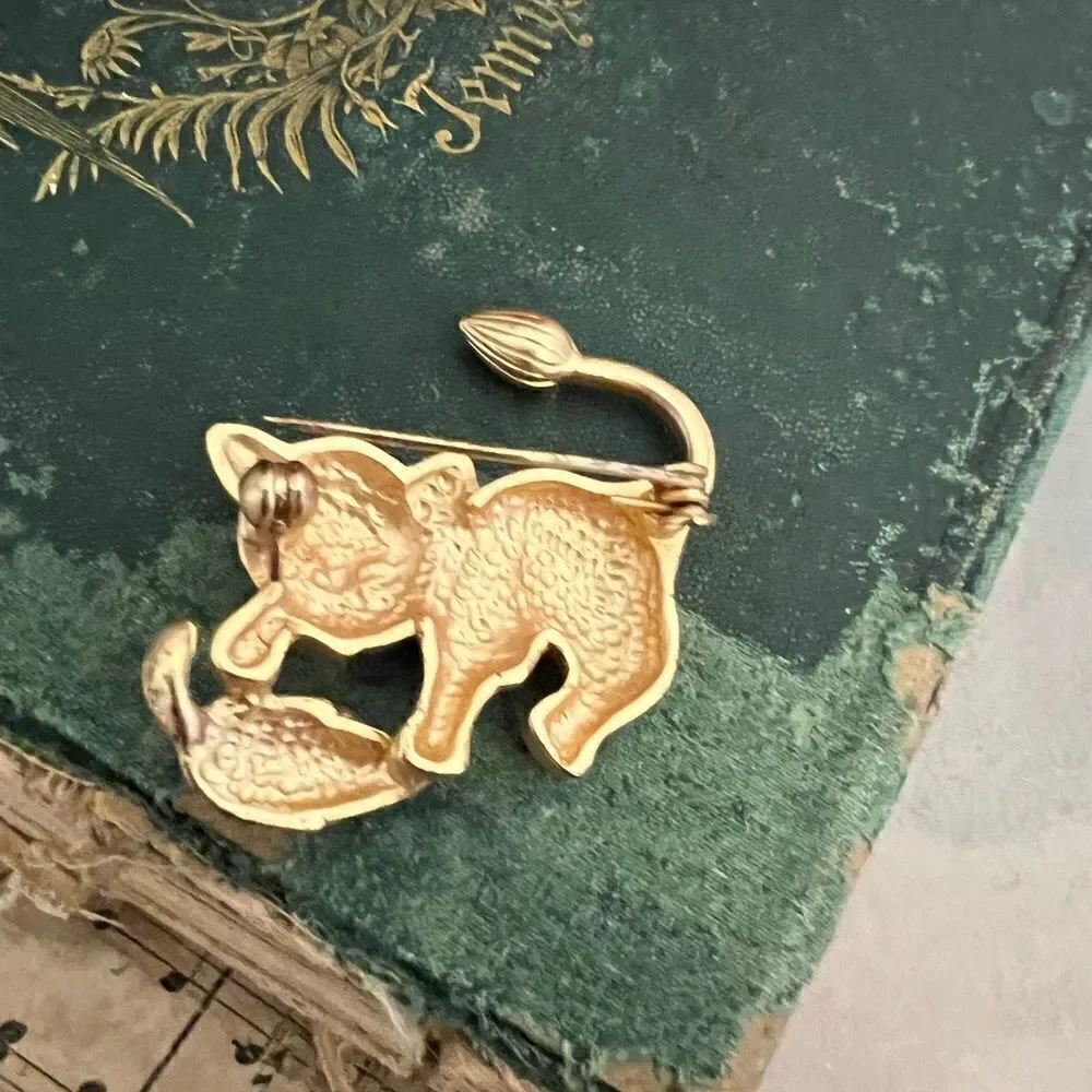 Vintage gold tone cat and mouse w faux rhinestones.